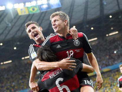 Klose, Kroos e Khedira comemoram um gol.