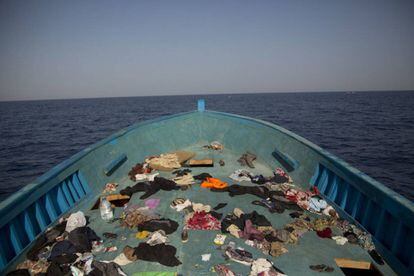 Pertences deixados pelos migrantes no chão de uma das bateiras que fugia de Líbia.