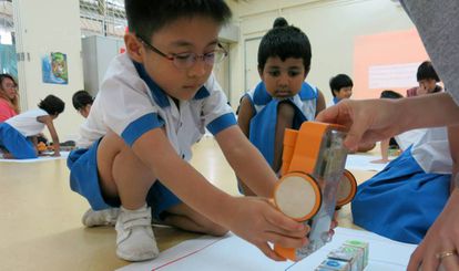 Um aluno brinca com o Kibo, um brinquedo robotizado: programação para crianças é tema de doodle.