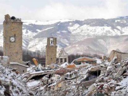 Hotel Rigopiano, que fica numa região montanhosa de difícil acesso em Abruzos, no centro do país, ficou soterrado após uma série de terremotos