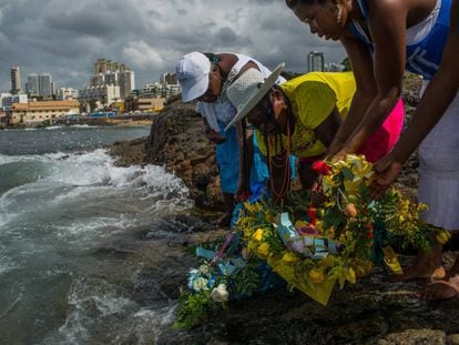 Devotos de Iemanjá deixam oferendas na praia de Salvador, na Bahia.