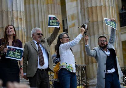 Senadores da oposição protestam contra a reforma tributária em frente ao Congresso na segunda-feira passada em Bogotá.
