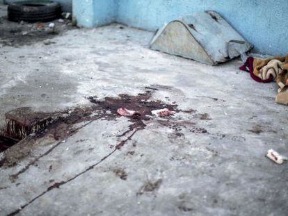 Uma mancha de sangue na escola atacada por Israel em Gaza.