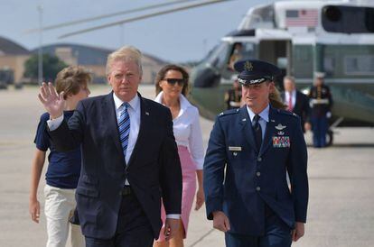 O presidente Donald Trump, sua esposa, Melania, e seu filho Barron com um dos pilotos do Air Force One.