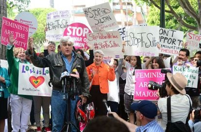 O apresentador de televisão Jay Leno, em um dos múltiplos protestos em frente ao hotel Beverly Hills.
