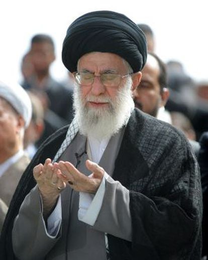 Khamenei na prece final do Ramadã.