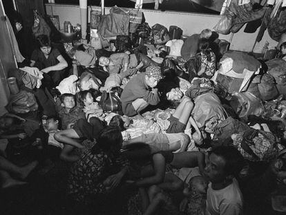 Porão de um barco com refugiados do Vietnã recusado pela Malásia em 1978.