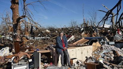 Bogdan Gaicki, residente em Mayfield, Kentucky, observa os danos causados pelos tornados.