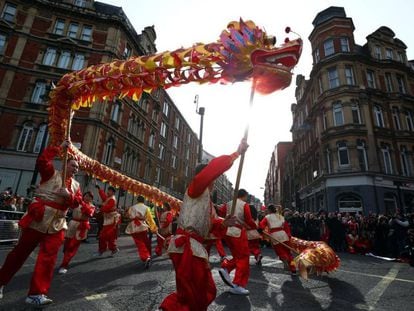 Artistas participam do desfile em comemoração ao último Ano Novo Chinês em Londres.