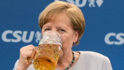 Angela Merkel se refresca depois de discursar em um ato da CSU