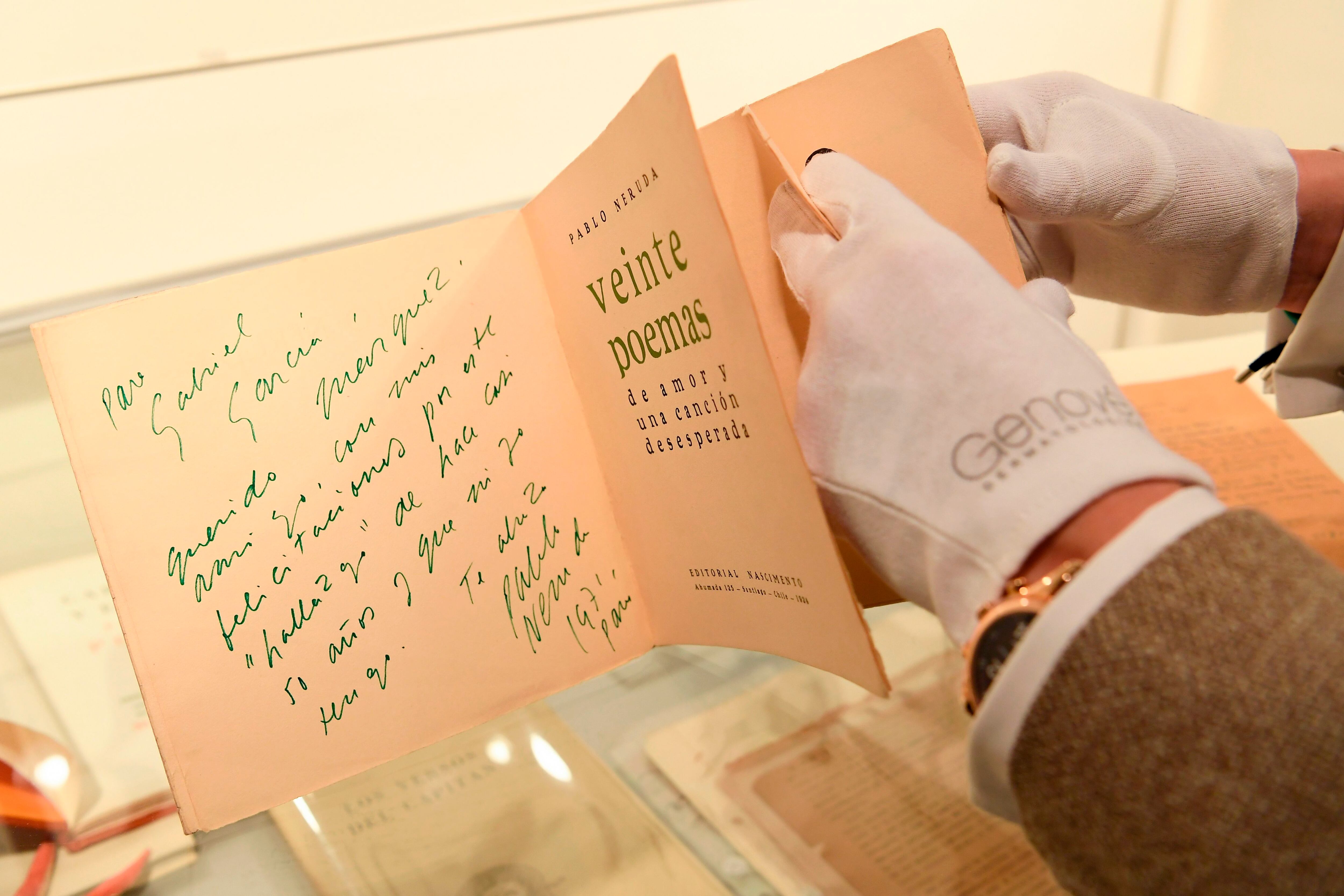 Exemplar de 'Veinte Poemas de Amor y Una Canción Desesperada' que o poeta Pablo Neruda dedicou a Gabriel García Márquez e faz parte da coleção Santiago Vivanco.