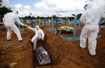 Enterro de uma mulher de 73 anos morta por covid-19 em um cemitério de Manaus.
