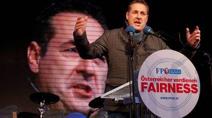 O líder de extrema-direita Heinz-Christian Strache, no encerramento da campanha, sexta-feira, em Viena