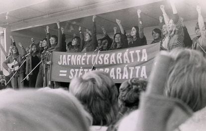 Manifestação feminista durante o ‘dia de folga das mulheres’, em 24 de outubro de 1975, em Reykjavík (Islândia).