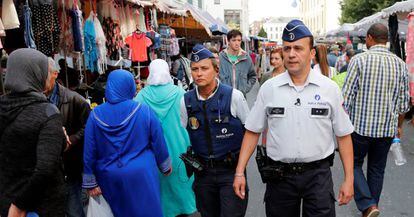 Um casal de policiais patrulha o mercado do bairro de Molenbeek.