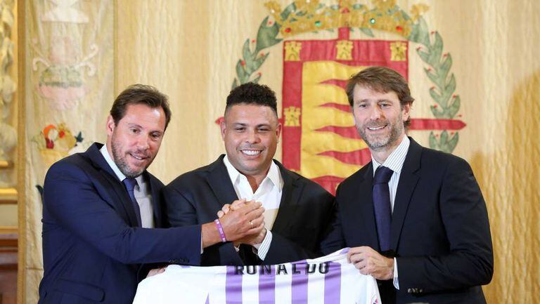 Óscar Puente, prefeito de Valladolid; Ronaldo e Carlos Suárez, no dia em que apresentaram a entrada do brasileiro no Valladolid.