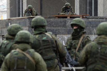 Soldados sem identificação no parlamento da Crimeia.