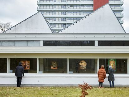 O museu Jorn, em Silkeborg (Dinamarca), pendurou seus quadros nas janelas para poderem ser vistos sem ter de entrar em um espaço fechado. Objetivo é evitar contágios pelo novo coronavírus.