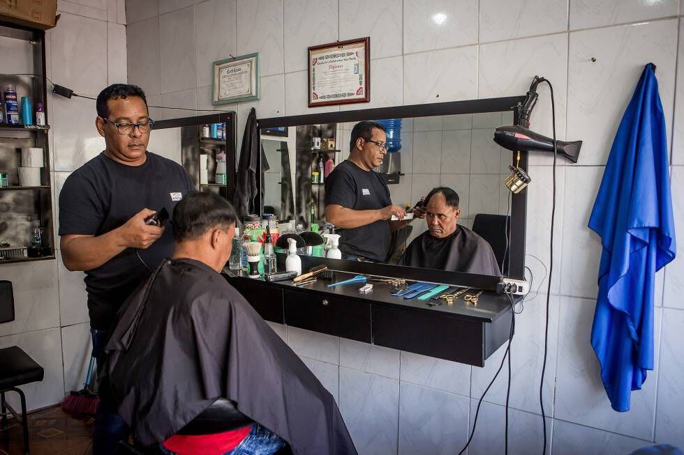 Um cabeleireiro em Paraisópolis, atuante desde o início da pandemia.