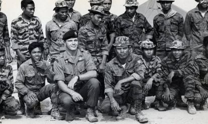 Em suas memórias, o general Westmoreland definiu Gritz como “o verdadeiro soldado americano”. Essa imagem de Gritz cercado por seus pupilos laosianos foi a que Coppola pediu para fazer uma trucagem com a cabeça de Marlon Brando e aproveitá-la em ‘Apocalypse Now’. O exército norte-americano se recusou.