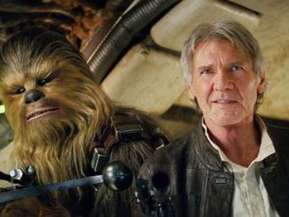 O ator Harrison Ford, como Têm Só, junto a Chewbacca, em uma imagem de 'O acordar da Força'