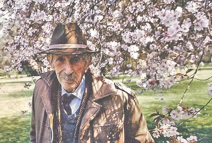 Collingwood Ingram em seu jardim de La Grange, aos 99 anos, em uma foto familiar.

