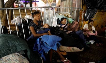 Moradores do edifício que desabou dormem diante de Igreja no Largo do Paissandu, no centro de São Paulo.