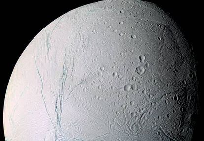 Imagem de Encélado, a lua gelada de Saturno, tirada pela sonda 'Cassini'.