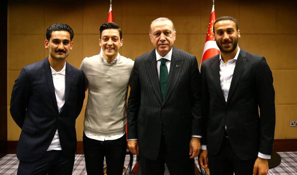 Erdogan com Ilkay Gundogan, do Manchester City; Mesut Özil, do Arsenal, e Cenk Tosun, do Everton, no encontro da discórdia.
