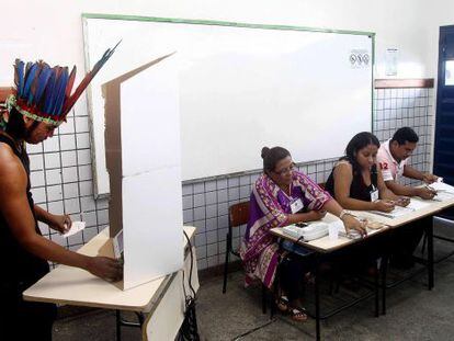 Um &iacute;ndio vota em Manaus, no primeiro turno.