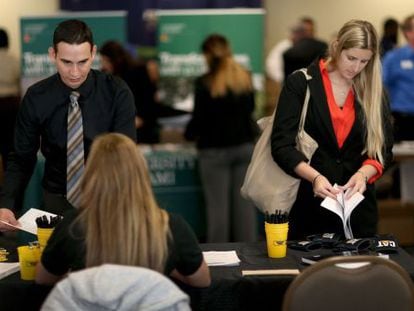 Norte-americanos se inscrevem para vagas de emprego.
