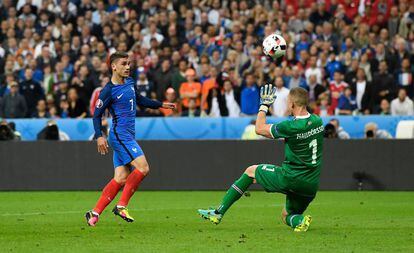 Griezmann supera Halldorsson no quarto gol da França.