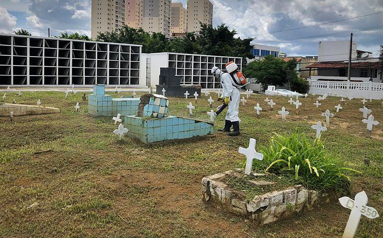 Coveiro realiza manutenção em cemitério de Salvador.