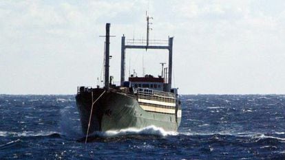 Imagem do cargueiro 'Ezadeen', de bandeira de Serra Leoa, tomada nesta sexta-feira pela guarda costeira a 40 quilômetros da costa italiana.