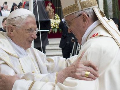 O papa Francisco (direita) saúda ao papa emérito, Bento XVI,  durante a cerimônia de canonización de Roncalli y Wojtyla.