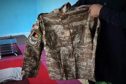 Mohsin mostra o uniforme das forças especiais do Exército afegão que usou pela última vez em 12 de agosto, depois de se render aos talibãs. 