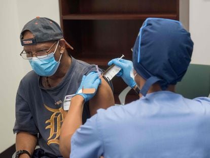 Voluntário participa do ensaio clínico da vacina da Moderna nos EUA.