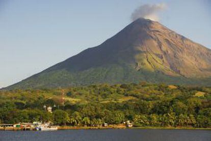 A fumegante cratera do vulcão Concepción eleva-se sobre a cidade de Moyogalpa e o lago Nicarágua, na ilha de Ometepe (Nicarágua).