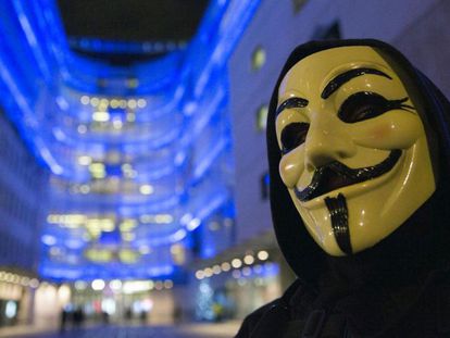 Protesto de simpatizantes do Anonymous em frente à sede da BBC, em Londres, em dezembro de 2014.