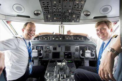 O rei Willem da Holanda, à direita, na cabine de um avião da KLM com o piloto Maarten Putman.