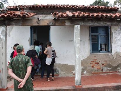 Ex-presos políticos entram em casa usada como local de tortura.