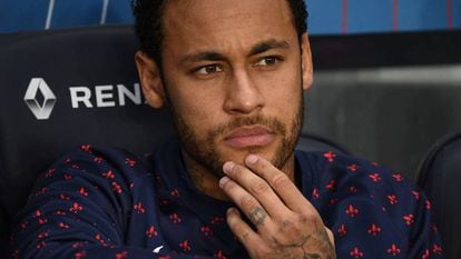 Neymar no banco do PSG na temporada passada.