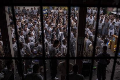 Dezenas de membros de gangue oram durante um culto na cadeia de Gotera