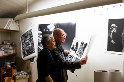 O casal formado por Sebastião Salgado e Lélia Wanick Salgado, fotografado no seu estúdio de Paris, trabalha na edição fotográfica. Seu novo livro e exposição, 'Amazônia', foi inaugurado em 20 de maio na Philharmonie de Paris.