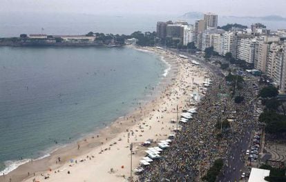 Milhares na orla de Copacabana, neste domingo.