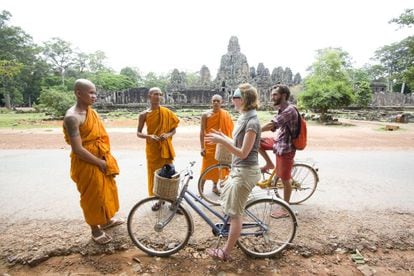 O conjunto de templos de Angkor é, indiscutivelmente, o destino que todos os viajantes do mundo incluem em sua lista de viagens dos sonhos. Concebido como “o céu na terra”, esse complexo hindu com mais de mil templos, pagodes e tumbas forma uma cidade imensa de cúpulas que se destacam em meio à floresta do norte do Camboja, muitas das quais ainda são envolvidas em grande mistério. Para os hindus, os templos são uma representação do sagrado Monte Meru (o monte Olimpo para essa região, residência dos deuses antigos). Os templos se integram perfeitamente com a natureza e possuem uma dimensão e uma simetria muito especiais, que os transformam em fonte de inspiração e de orgulho nacional para todos os khmers. É um ponto de peregrinação religioso, mas sobretudo turístico.