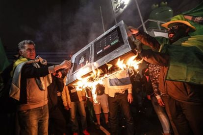 Militantes bolsonaristas simulam queima de urna eletrônica em protesto na avenida Paulista, em outubro de 2018.