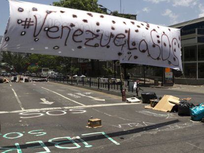 Uma das barricadas em frente à sede da ONU em Caracas.