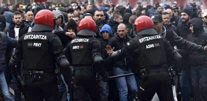 A Polícia basca tenta conter um grupo de 30 e 40 ultras franceses.