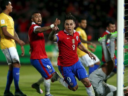 Vargas celebra o primeiro gol do Chile.